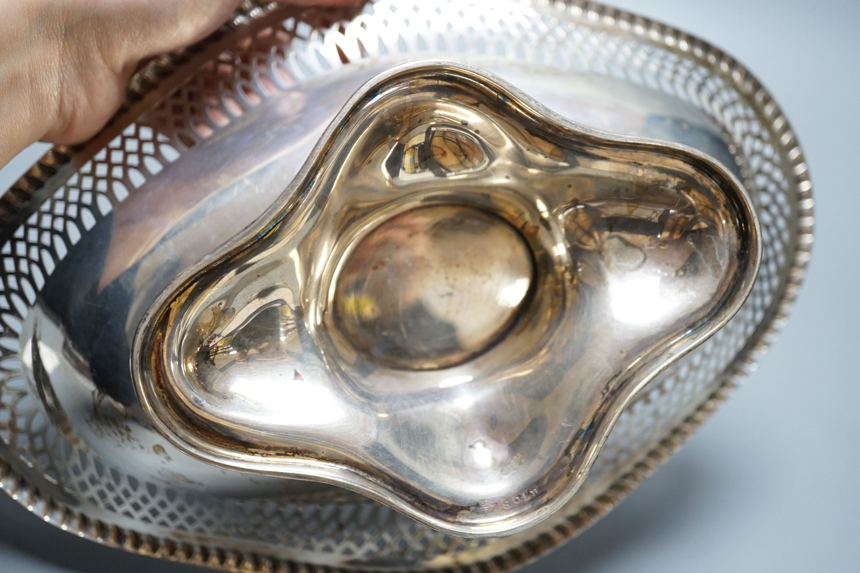 A George V silver pedestal bread basket, James Deakin & Sons, Sheffield, 1929, 29.5cm, 16.5oz.